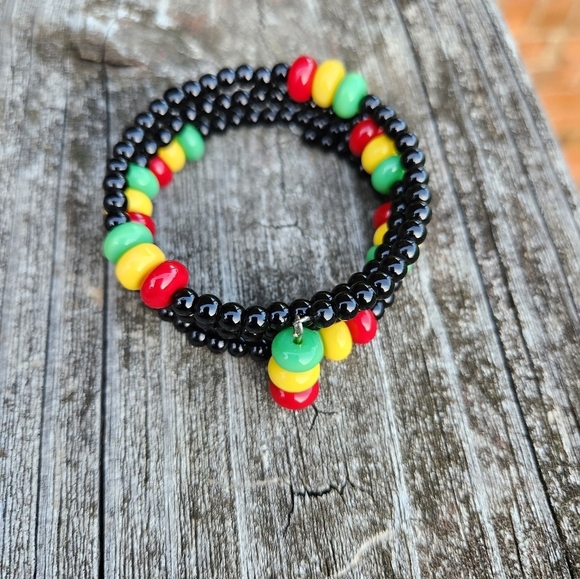 Hand Crafted Memory Wire Beaded Bracelet Black Green Yellow Red Juneteenth Small - Picture 5 of 9